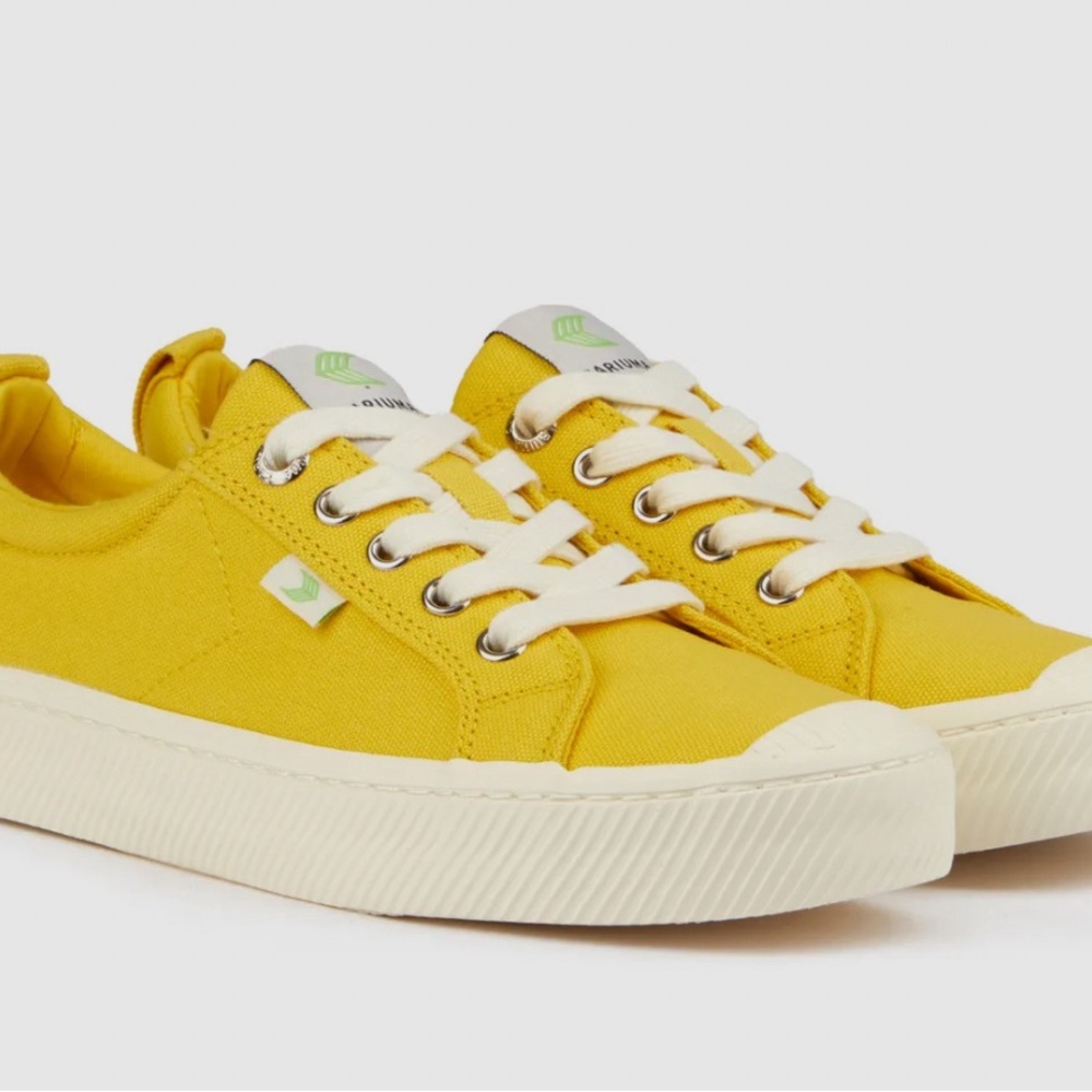Cariuma Oca low sneaker size 10